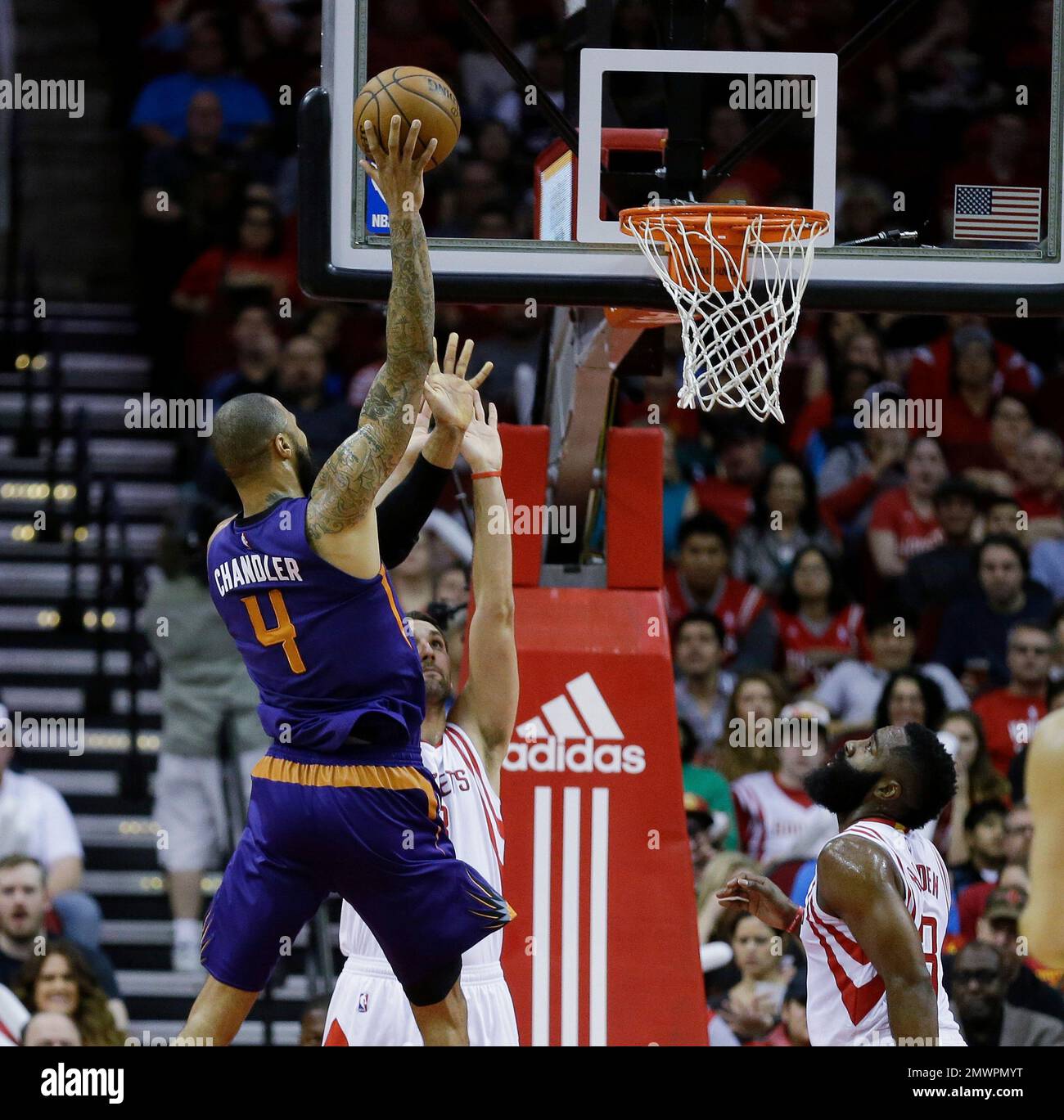 Phoenix Suns center Tyson Chandler (4) shoots over Houston Rockets forward Ryan Anderson (3) as guard James Harden (13) looks on in the first half of an NBA basketball game on Monday, Dec. 26, 2016 in Houston. (AP Photo/Bob Levey) Stockfoto