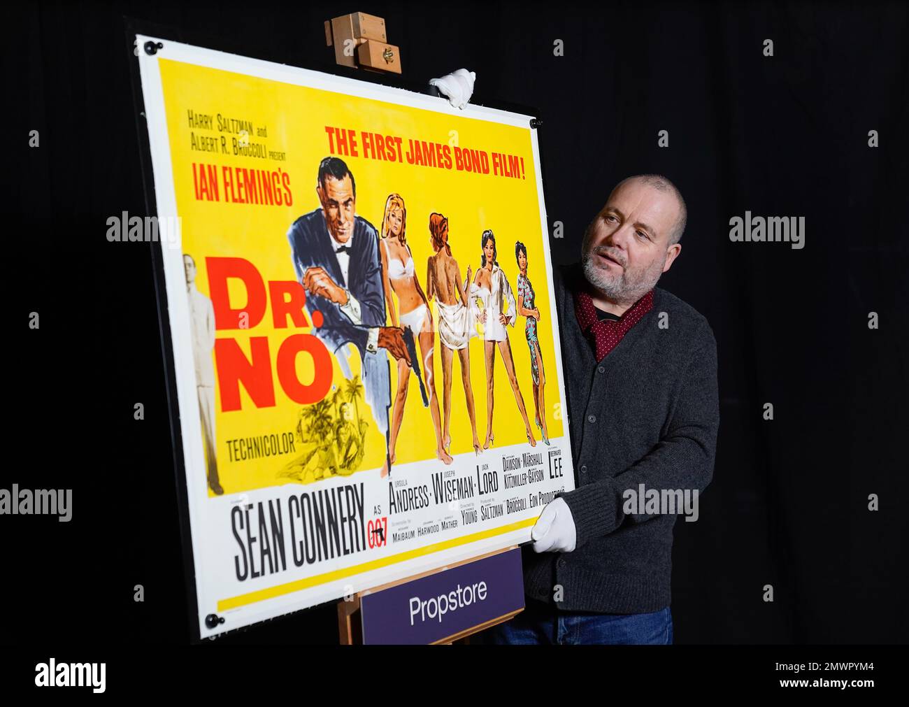 Der Berater für die Propstore-Plakate Mark Hochman sieht sich ein britisches Quad-Poster für den James-Bond-Film „Dr. No“ von 1962 an (geschätzt £10.000 - 20.000 £) während einer Vorschau für die Auktion der Showbiz-Memorabilien im Propstore in Rickmansworth, Hertfordshire. Foto: Donnerstag, 19. Januar 2023. Stockfoto
