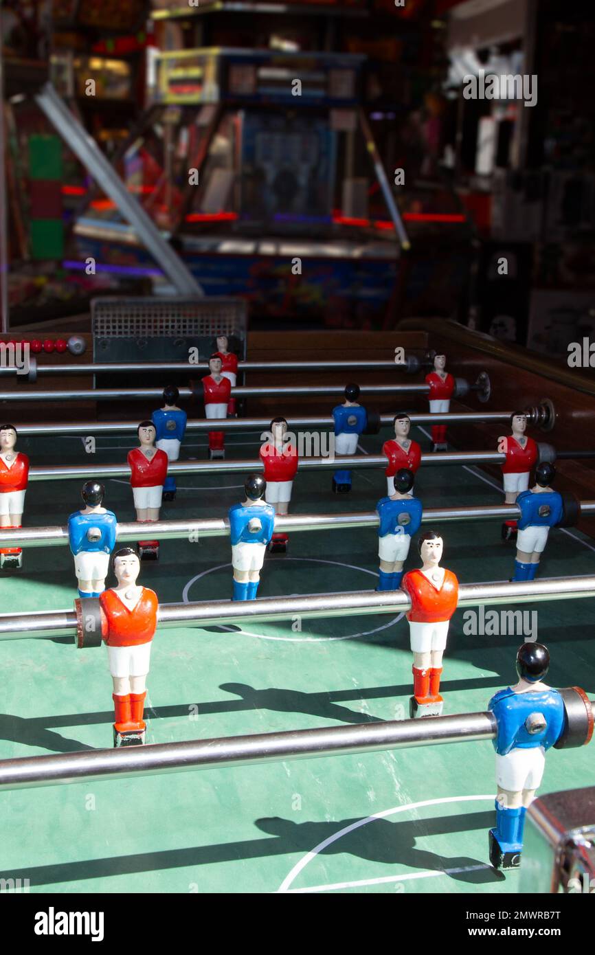 Nahaufnahme von Tischfußballspielern auf dem Jahrmarkt Stockfoto