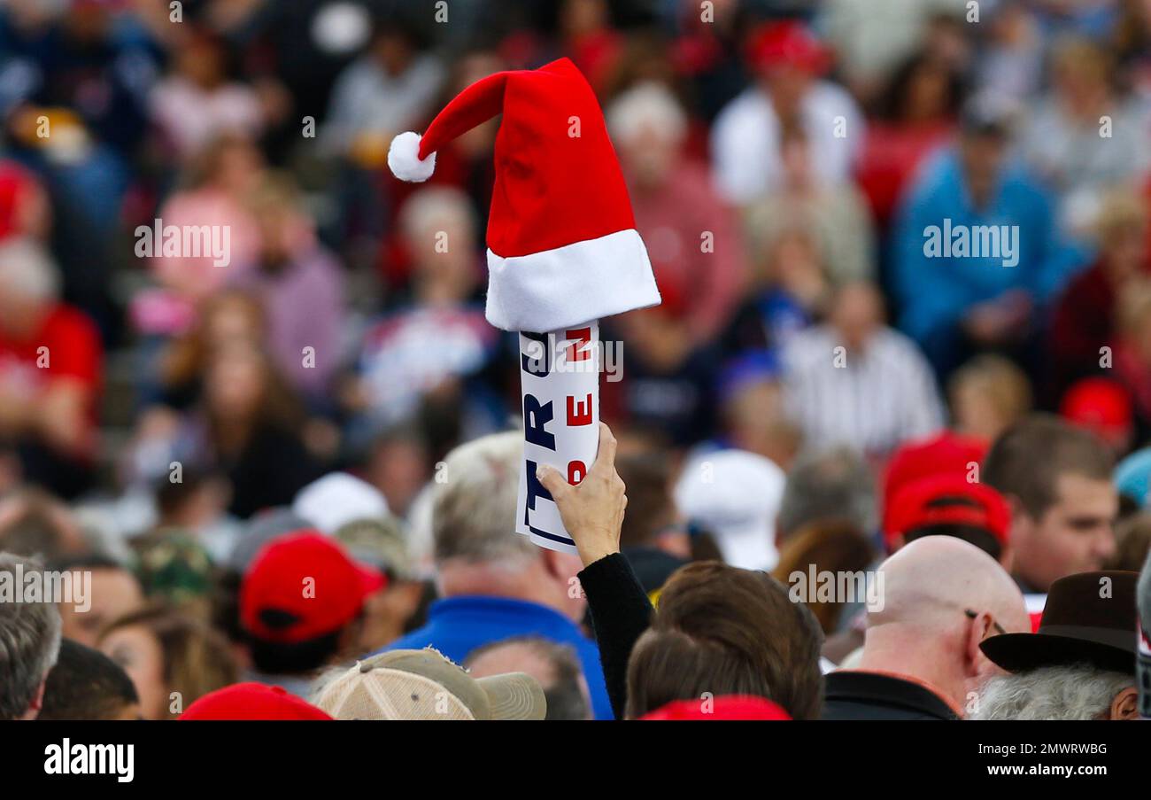A supporter holds up a sign and a Santa Clause hat during the President-elect Donald Trump speech during a rally at the Ladd–Peebles Stadium, Saturday, Dec. 17, 2016, in Mobile, Ala. (AP Photo/Brynn Anderson) Stockfoto
