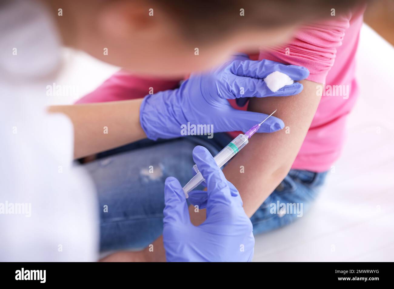Kleines Mädchen, das Windpockenimpfung in der Klinik erhält, Nahaufnahme. Varizellenvirusprophylaxe Stockfoto