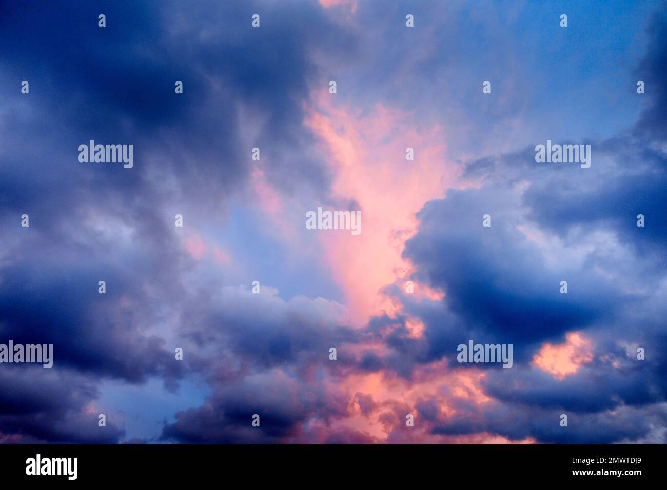 Frabiges Wolkenspiel am Morgenhimmel Stockfoto