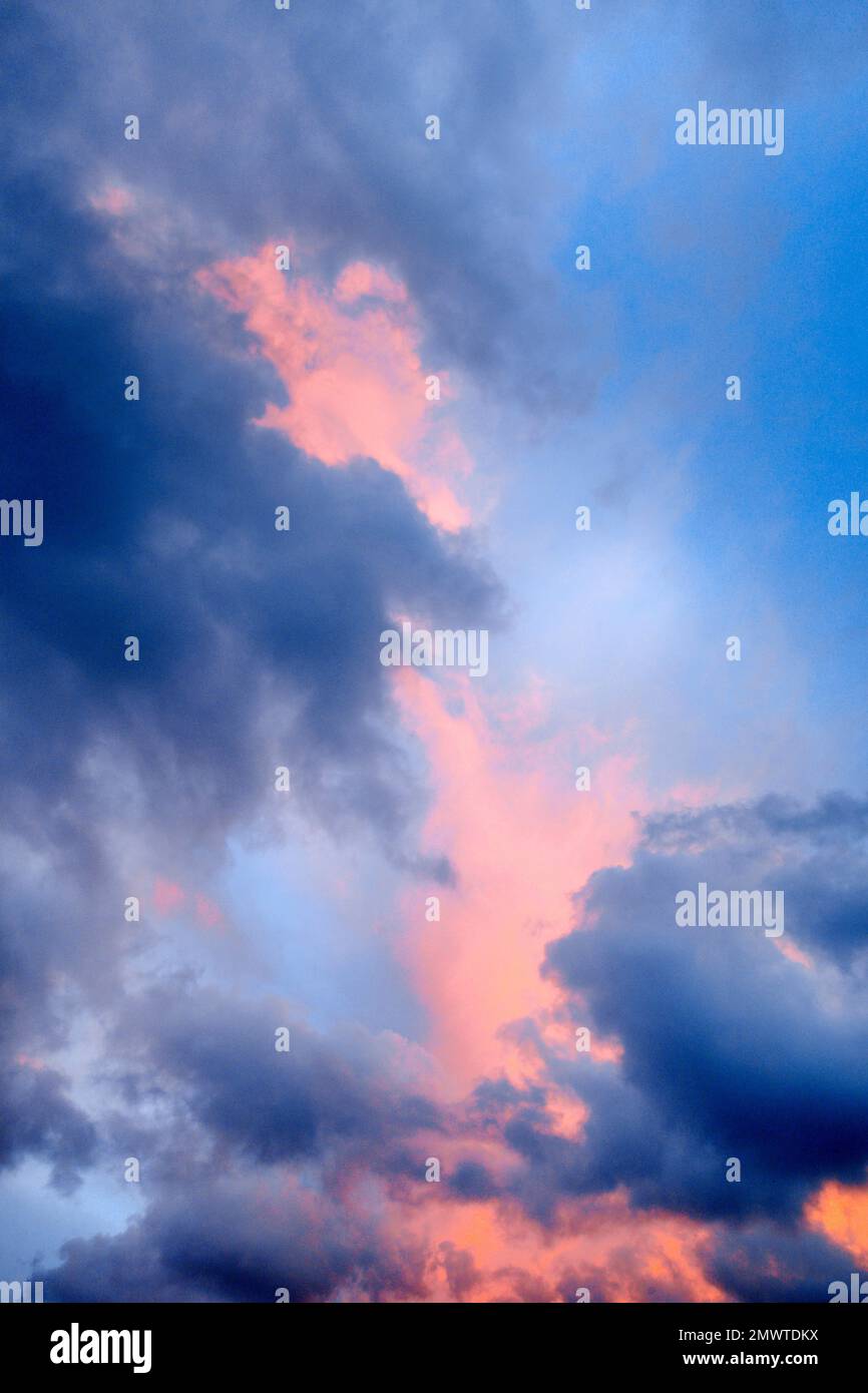 Frabiges Wolkenspiel am Morgenhimmel Stockfoto