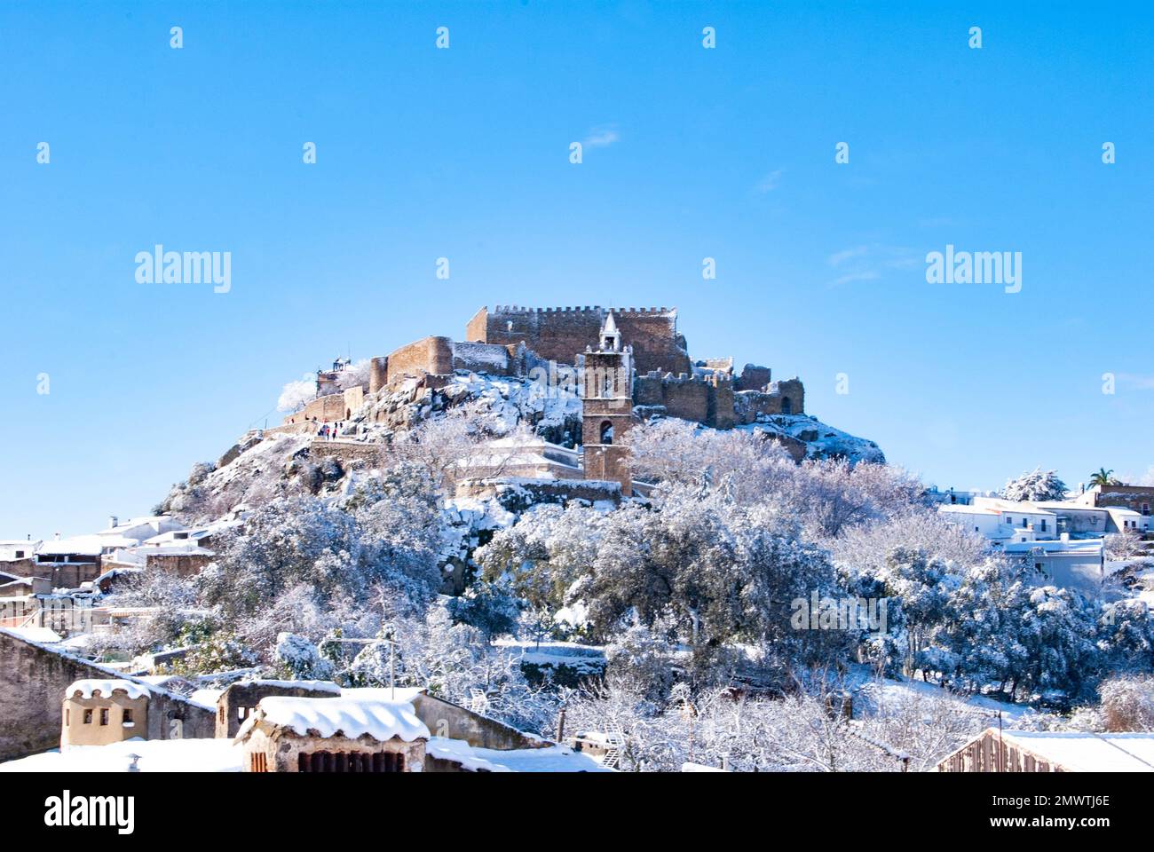 Blick auf die alte Burg von Montánchez, Cáceres, Extremadura, Spanien. Schloss in der Sierra mit demselben Namen. Stockfoto