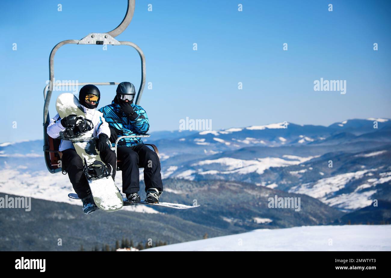 Leute, die den Sessellift im Ski-Resort benutzen, Platz für Text. Winterurlaub Stockfoto