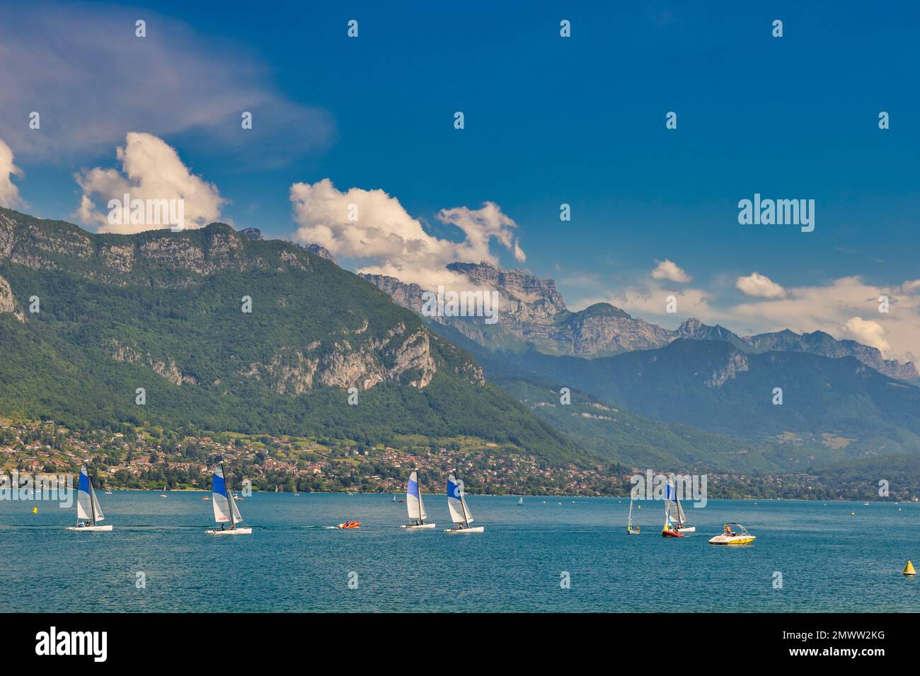 Fährdienst auf dem Lake Annecy mit La Tournette im Hintergrund, Frankreich Stockfoto