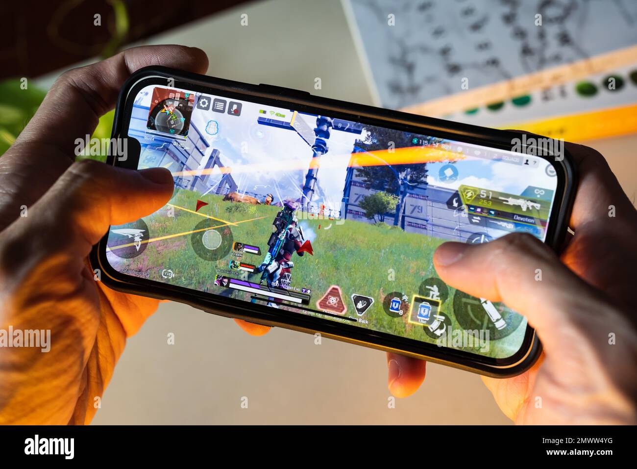 Bangkok, Thailand - 2. Februar 2023: Gamer spielt Apex Legends Mobile auf dem iPhone 13. Stockfoto
