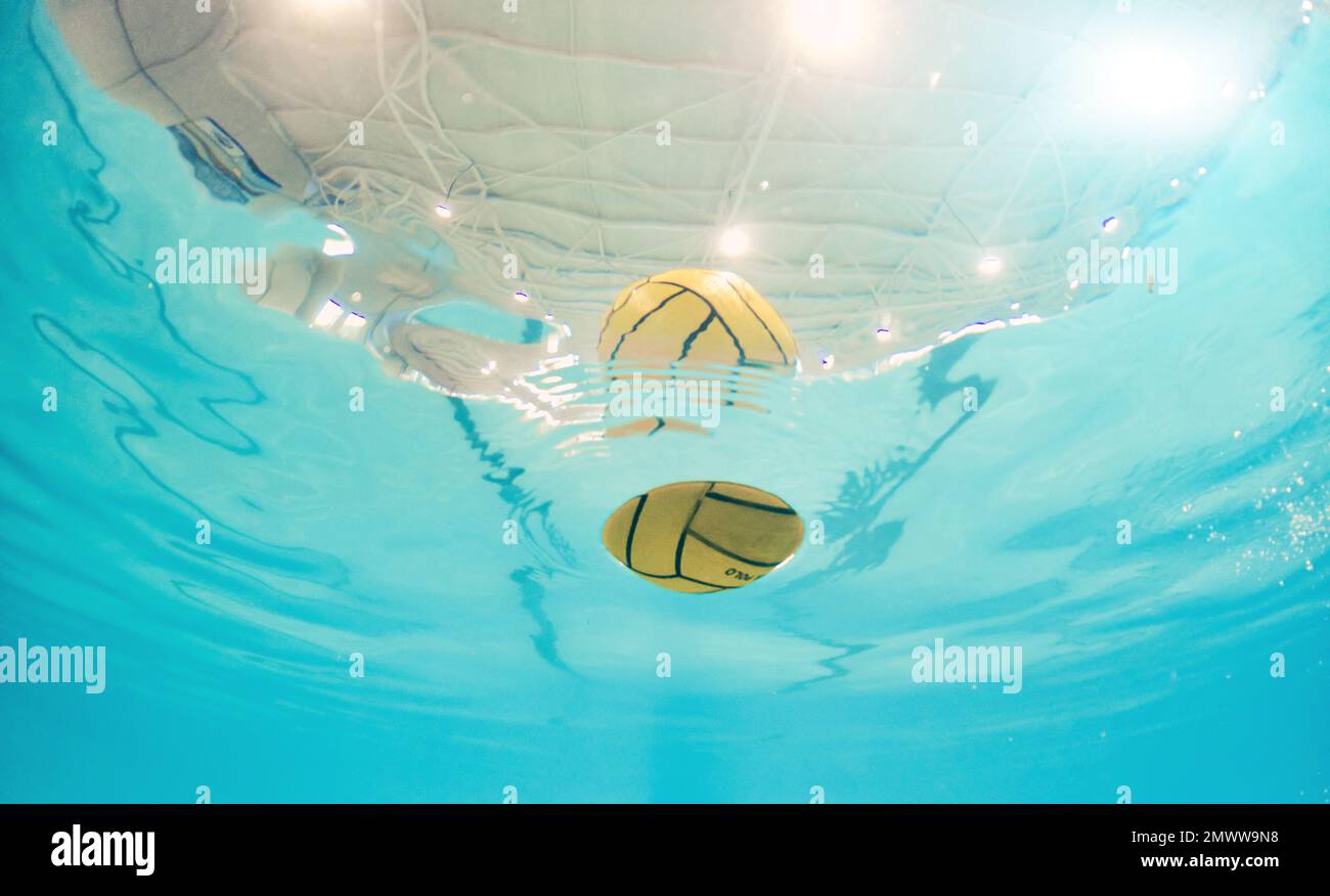 Wasserpolo, Sport und Ball in einem Pool von unten mit Ausrüstung, die während eines Wettkampfspiels auf der Oberfläche schwimmt. Fitness, Training und Bewegung Stockfoto
