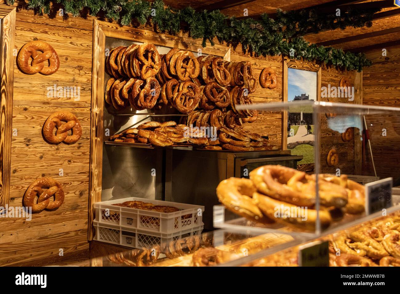 Brezelstand auf dem Weihnachtsmarkt in München Stockfoto