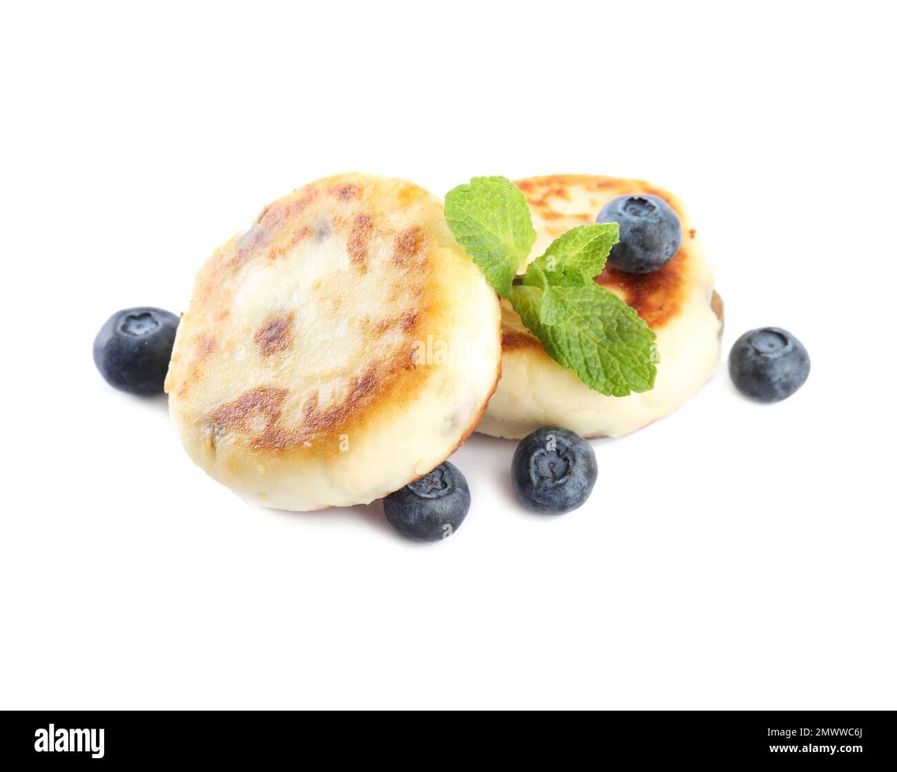 Köstliche Pfannkuchen mit Hüttenkäse und Blaubeeren und Minze isoliert auf Weiß Stockfoto