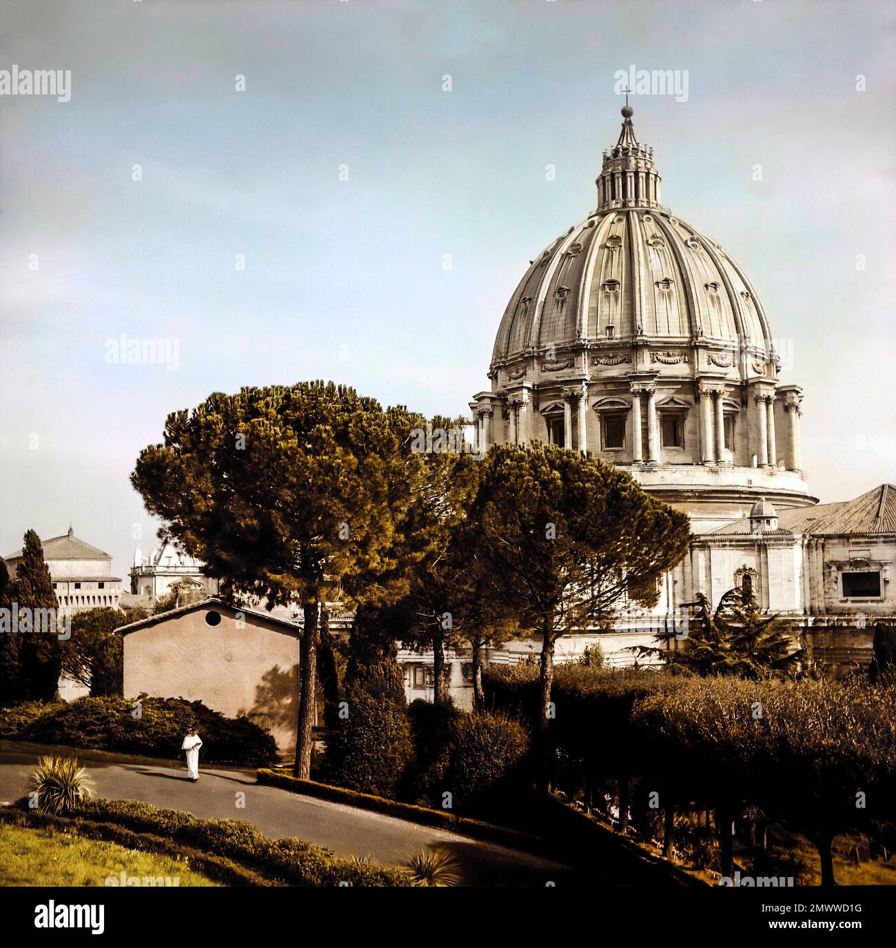 Vatikanstadt Vatikanische Gärten - 1950. Oktober - Papst Pius XII Spaziergang im Garten Stockfoto