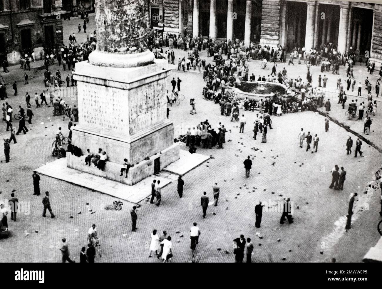 Italien Rom Piazza Colonna nach den Zusammenstößen mit der Polizei nach dem Anschlag auf Togliatti im Jahr 1946 Stockfoto