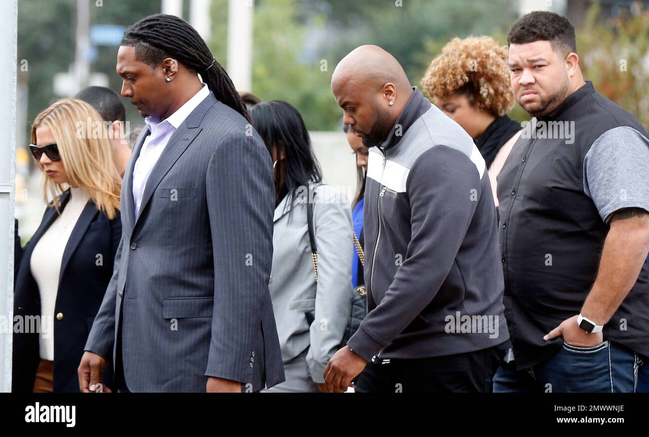 Racquel Smith , widow of former NFL New Orleans Saints football player Will Smith, arrives with family and friends at Orleans Parish Criminal District Court, for the trial of Cardell Hayes in New Orleans, Wednesday, Dec. 7, 2016. Hayes shot Will Smith to death in a road rage incident, in which Racquel Smith was struck in the legs by the gunfire. (AP Photo/Gerald Herbert) Stockfoto
