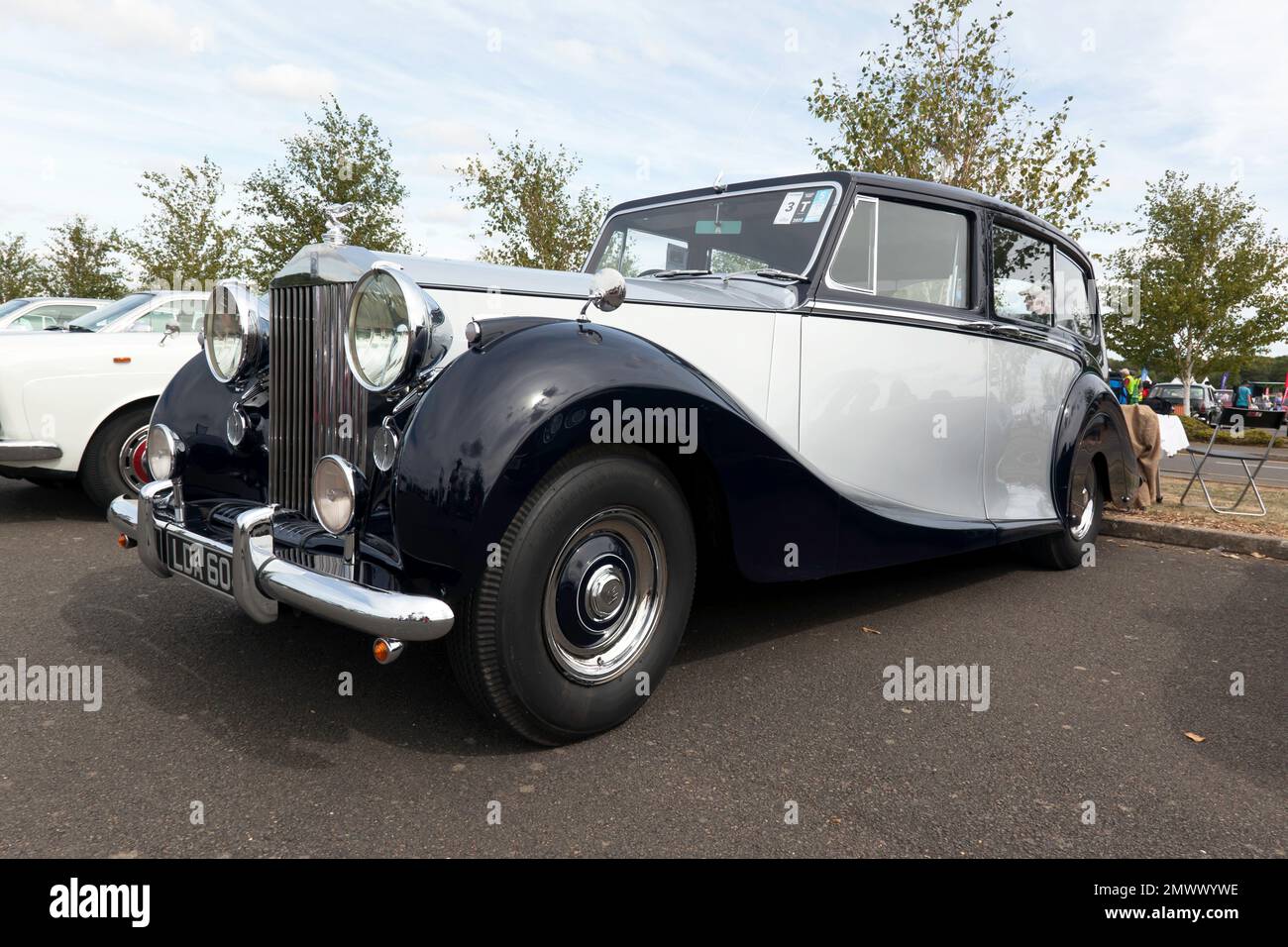 Dreiviertel Vorderansicht eines 1953, Rolls-Royce Silver Wraith, ausgestellt im Silverstone Classic 2022 Stockfoto