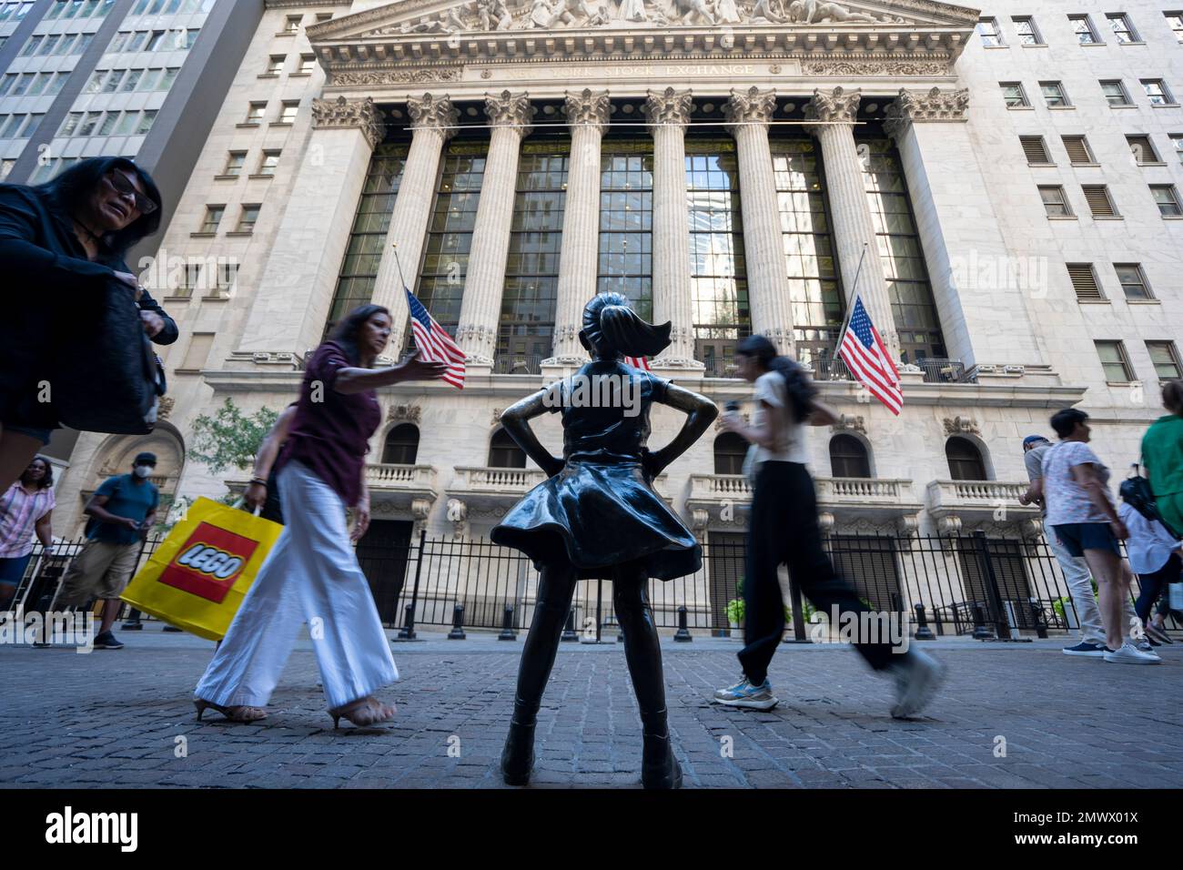 Fearless Girl Statue gegenüber dem New Yorker Börsengebäude im Finanzviertel von Manhattan, New York City, gesehen am Donnerstag, 7. Juli 2022. Stockfoto