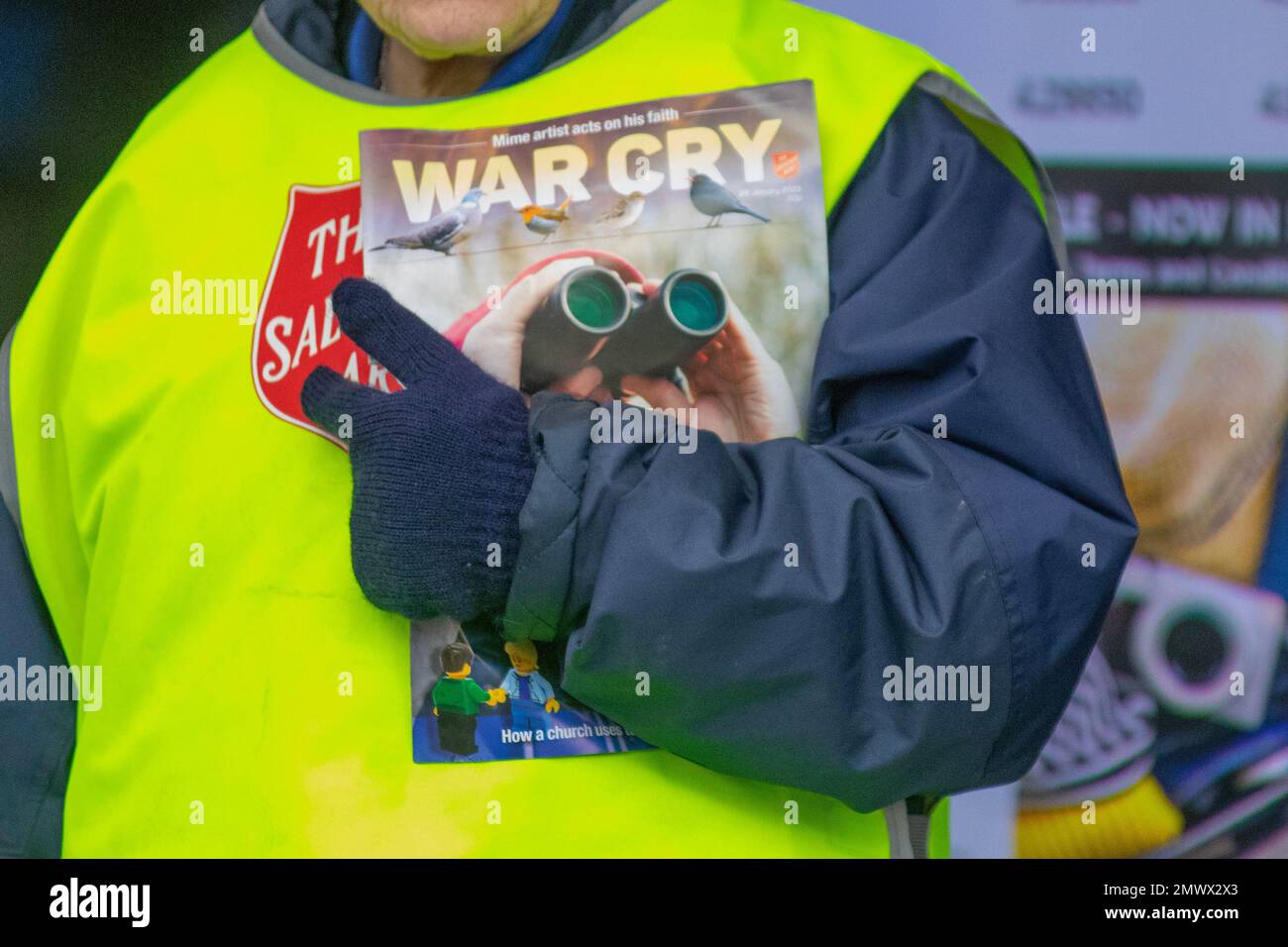 Ein Rentner, der KRIEGSSCHREI verkauft, eine Veröffentlichung der Heilsarmee in Southport, Merseyside, Großbritannien Stockfoto