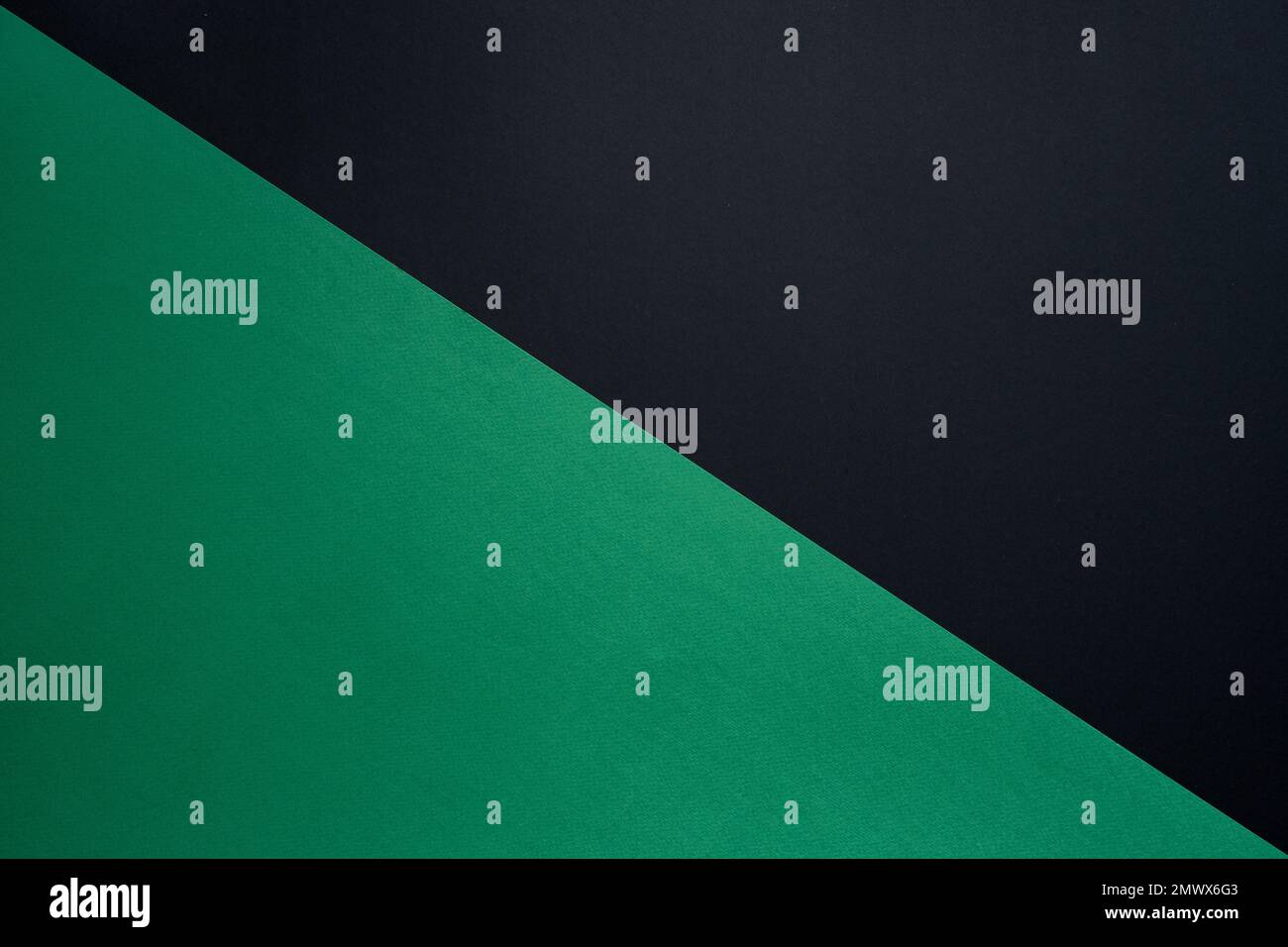 Grüner und schwarzer Hintergrund in diagonaler Ausrichtung. Für Tisch, Speisen und Getränke, Tapete, Kopierraumkonzept. Stockfoto