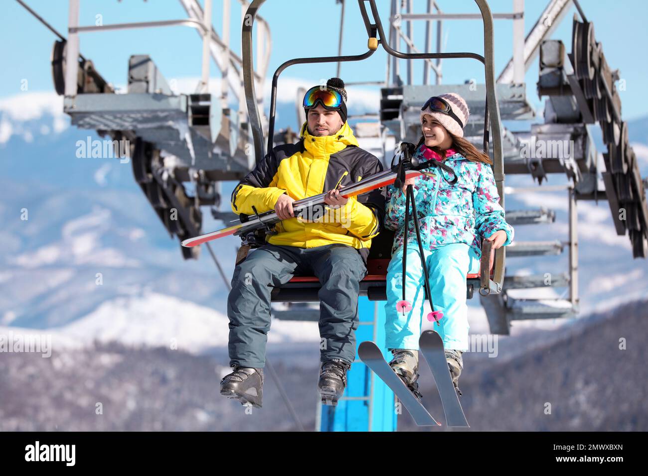 Leute, die den Sessellift im Mountain Ski Resort benutzen. Winterurlaub Stockfoto