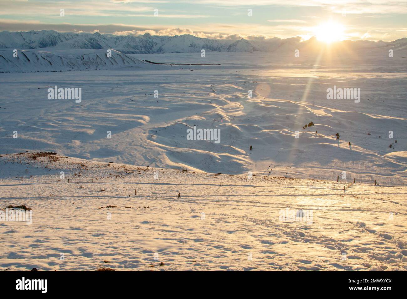 Ein wunderschöner Sonnenuntergang über den neuseeländischen Alpen. Stockfoto