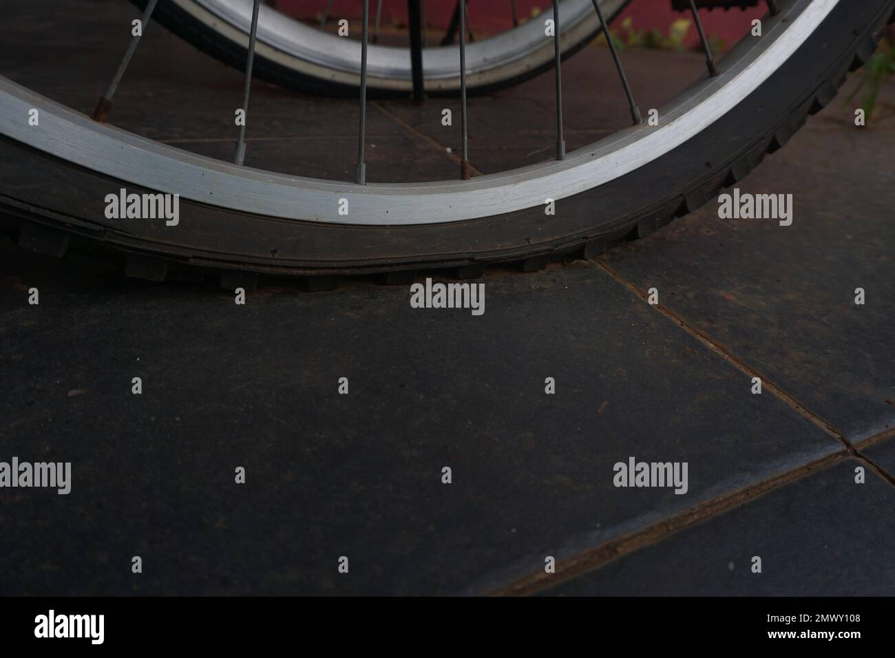 Am Morgen hatte ich einen Platten Fahrradreifen vor dem Haus Stockfoto