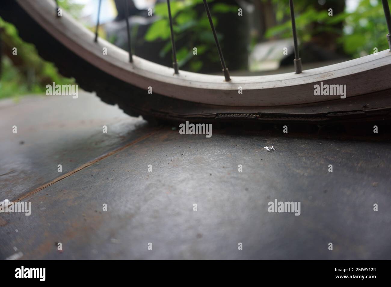 Am Morgen hatte ich einen Platten Fahrradreifen vor dem Haus Stockfoto