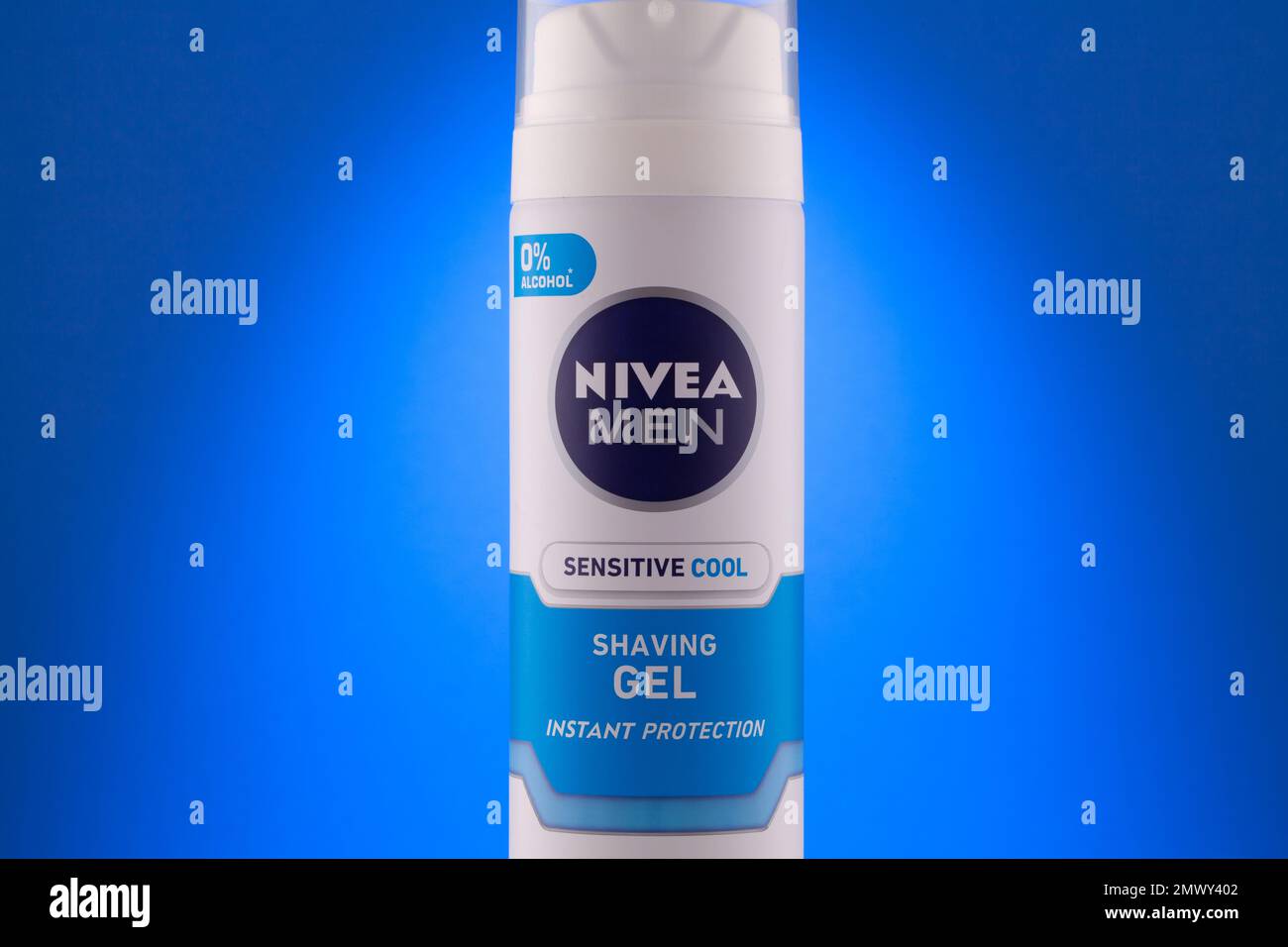 Prag, Tschechische Republik - 12. Januar 2023:Container of Nivea Men Sensitive Cool Shaving Gel auf blauem Hintergrund Stockfoto