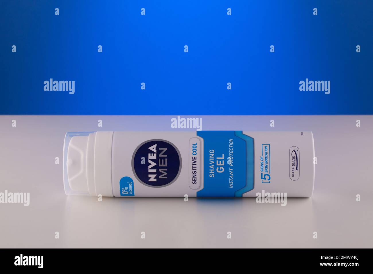 Prag, Tschechische Republik - 12. Januar 2023:Container of Nivea Men Sensitive Cool Shaving Gel auf blauem Hintergrund Stockfoto