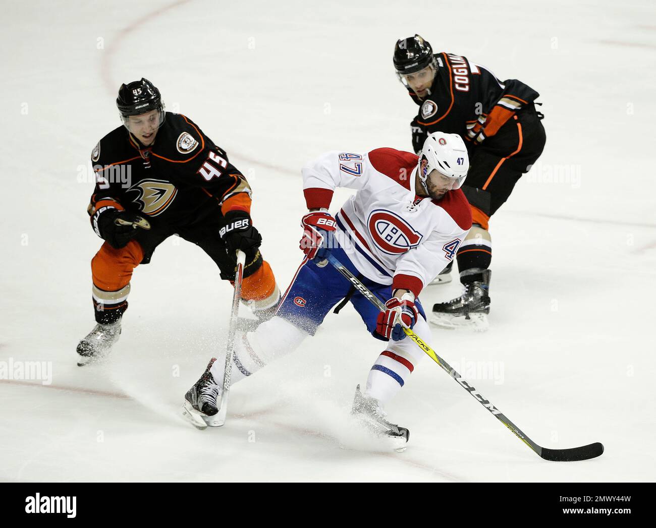 Montreal Canadiens' Alexander Radulov, center, of Russia, moves the puck away from Anaheim Ducks' Sami Vatanen, left, of Finland, and Andrew Cogliano during the third period of an NHL hockey game Tuesday, Nov. 29, 2016, in Anaheim, Calif. The Ducks won 2-1. (AP Photo/Jae C. Hong) Stockfoto