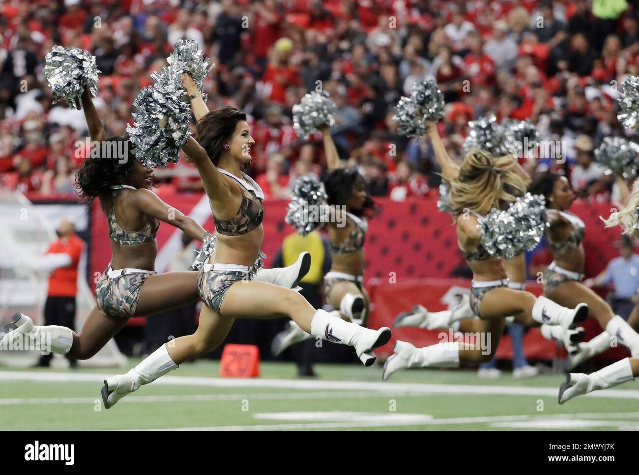 Atlanta Falcons cheerleaders wearing Salute to Service costumes perform during the first of an NFL football game between the Atlanta Falcons and the Arizona Cardinals, Sunday, Nov. 27, 2016, in Atlanta. (AP Photo/David Goldman) Stockfoto