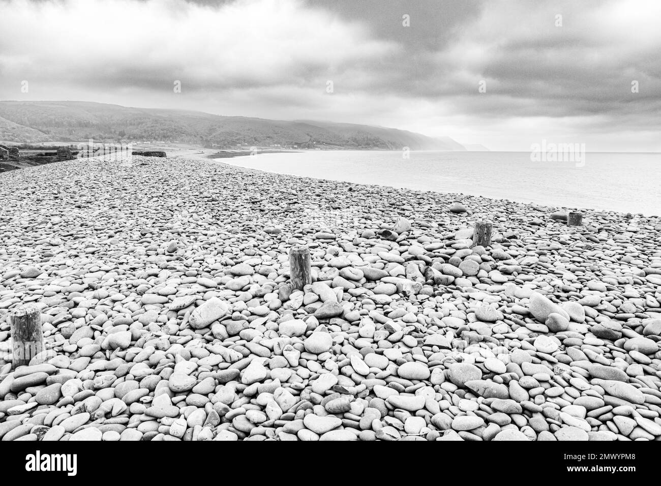 Der steinige Strand in Bossington (mit Blick auf Porlock Weir) an der Nordküste des Exmoor National Park, Somerset, England Stockfoto