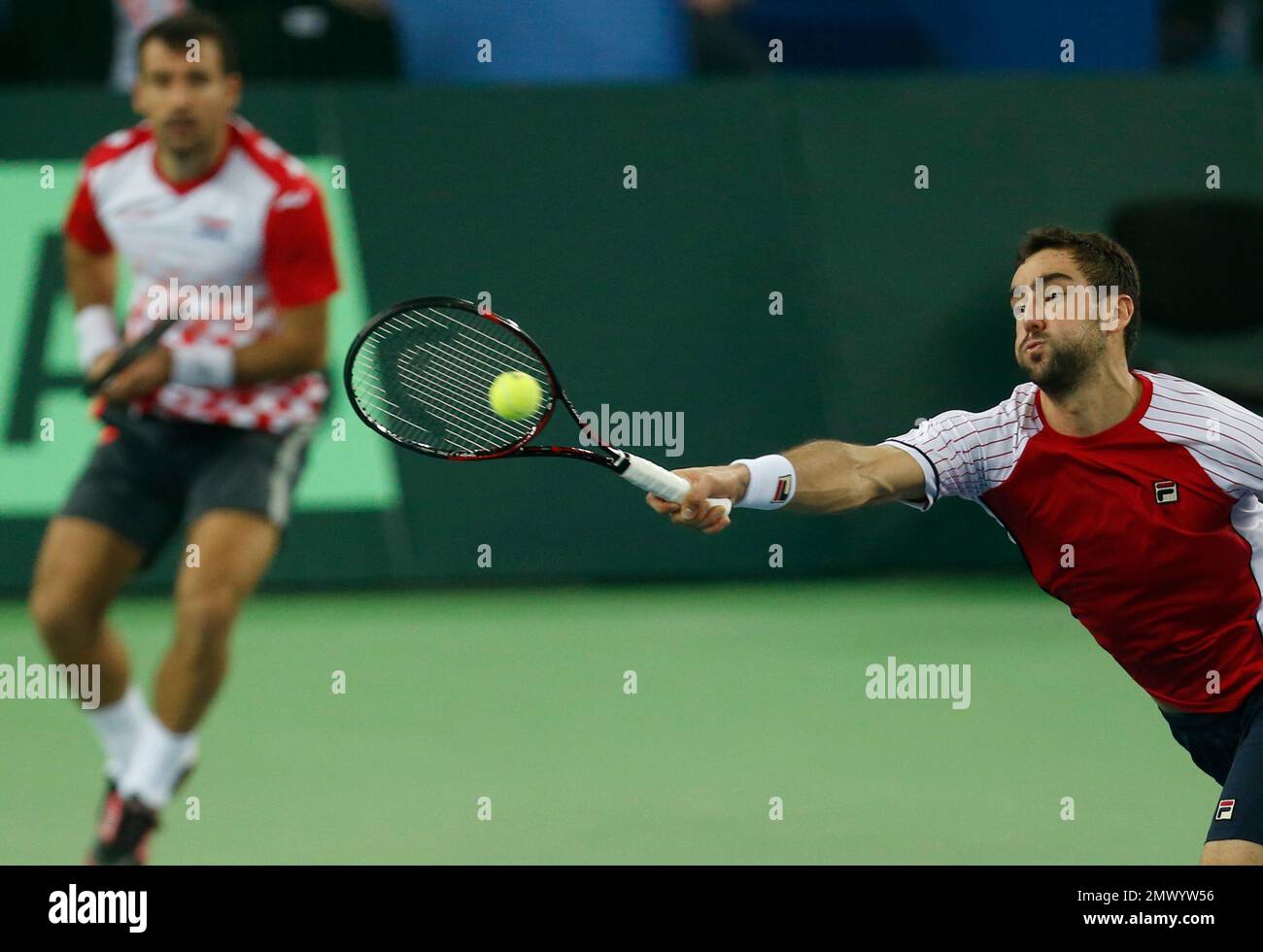 Croatia's Marin Cilic, right, and Ivan Dodig return to Argentina's Juan Martin Del Potro and Leonardo Mayer during their Davis Cup finals tennis doubles match in Zagreb, Croatia, Saturday, Nov. 26, 2016. (AP Photo/Darko Bandic) Stockfoto