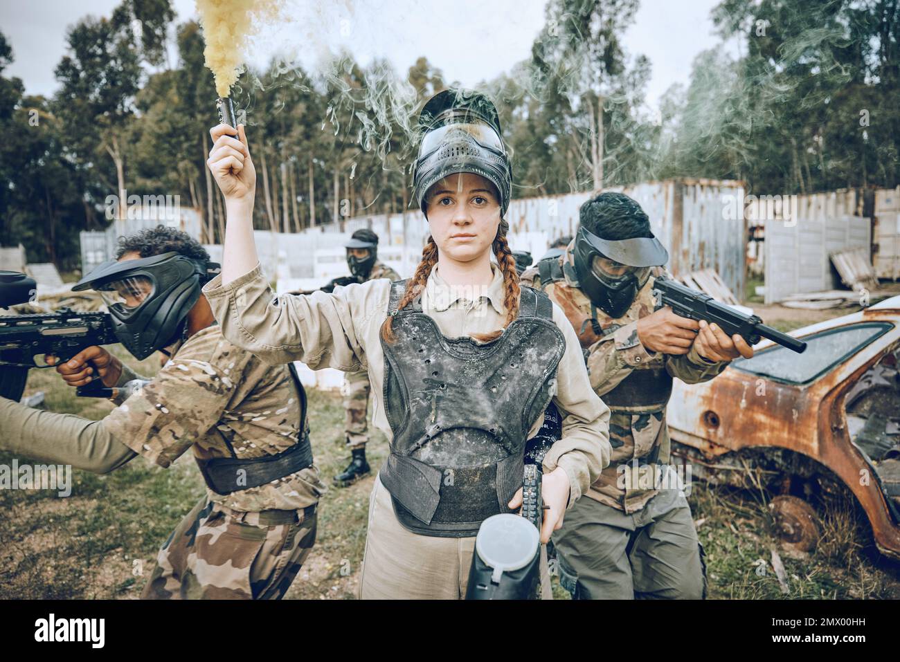 Beginne, Kämpfe und Mädchen mit Rauch beim Paintball, beim