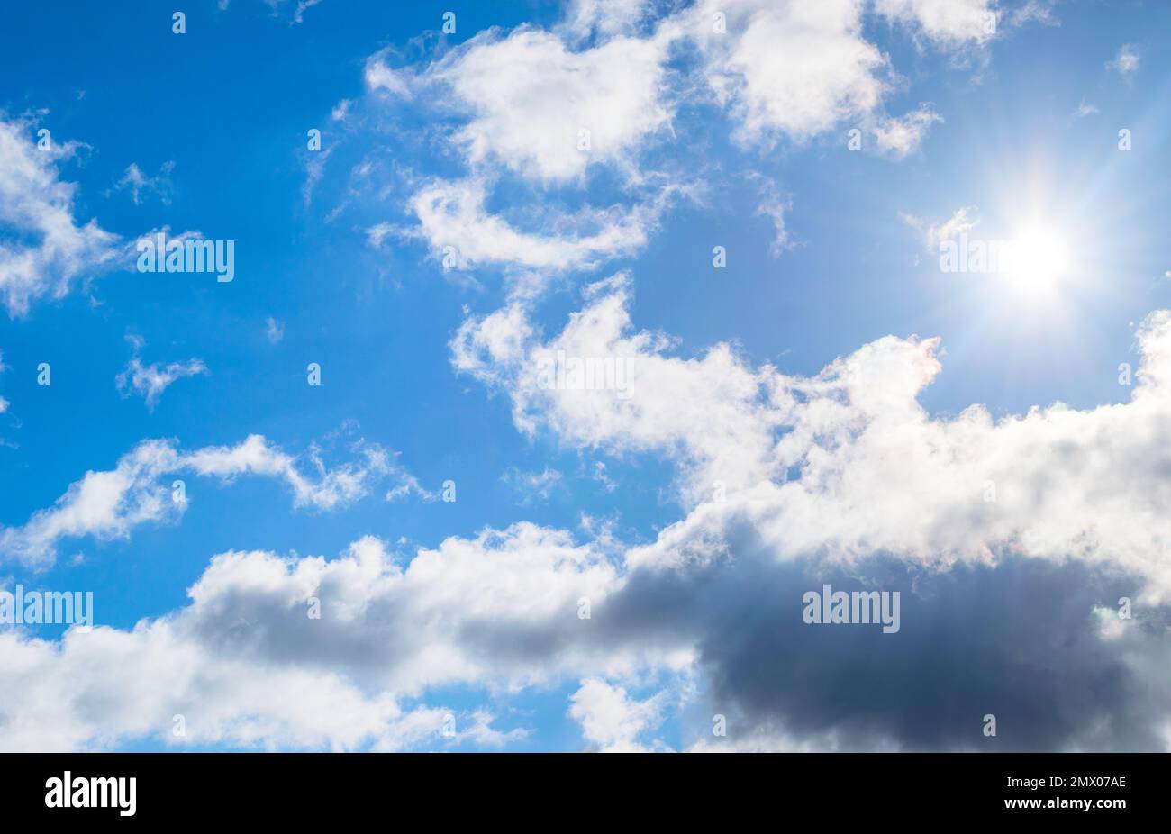 Wolken mit Sonne Stockfoto