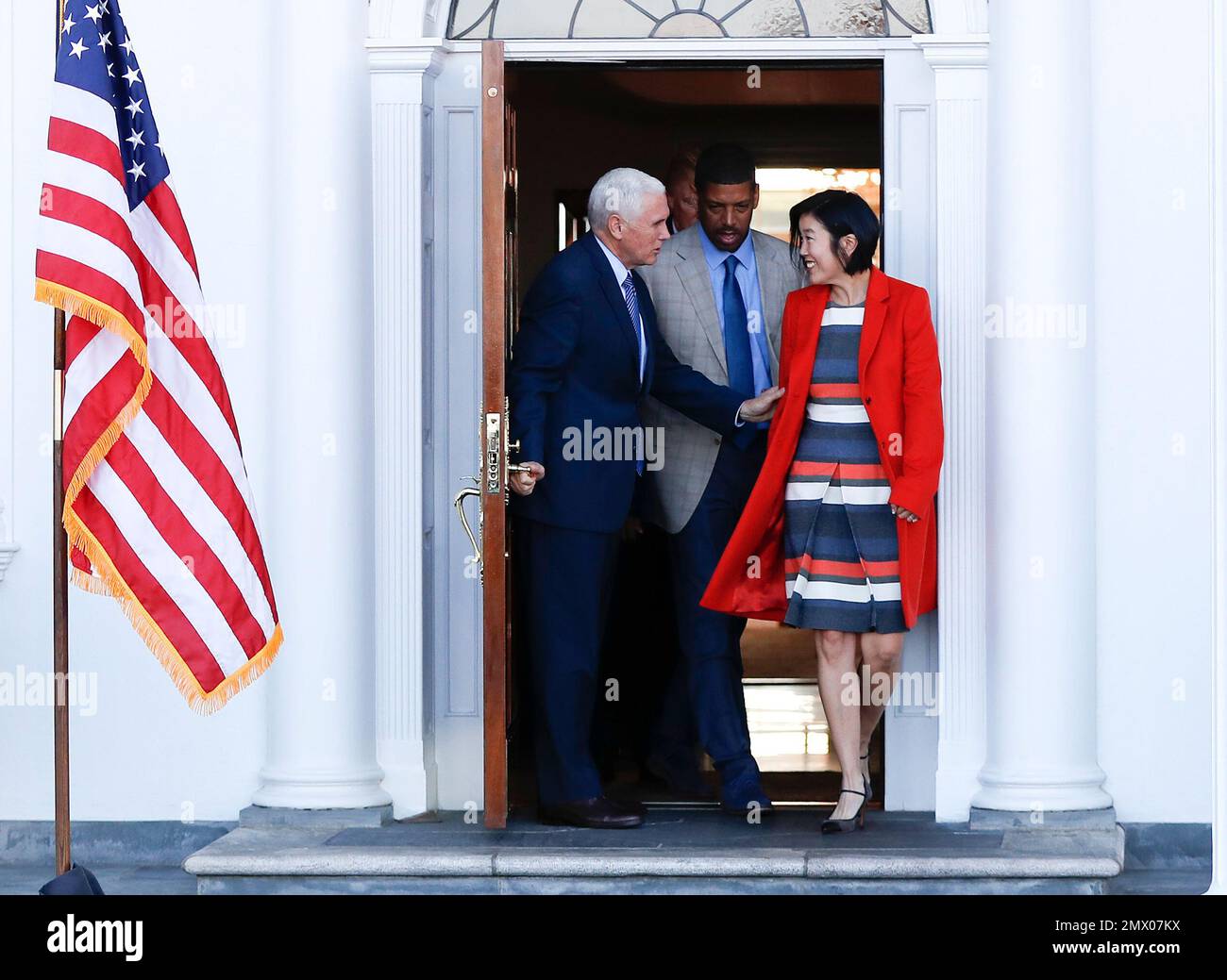 Michelle Rhee, a former chancellor of Washington, D.C., schools, and her husband former NBA basketball player Kevin Johnson, are escorted by Vice President-elect Mike Pence as they leave Trump National Golf Club Bedminster clubhouse in Bedminster, N.J., Saturday, Nov. 19, 2016. (AP Photo/Carolyn Kaster) Stockfoto