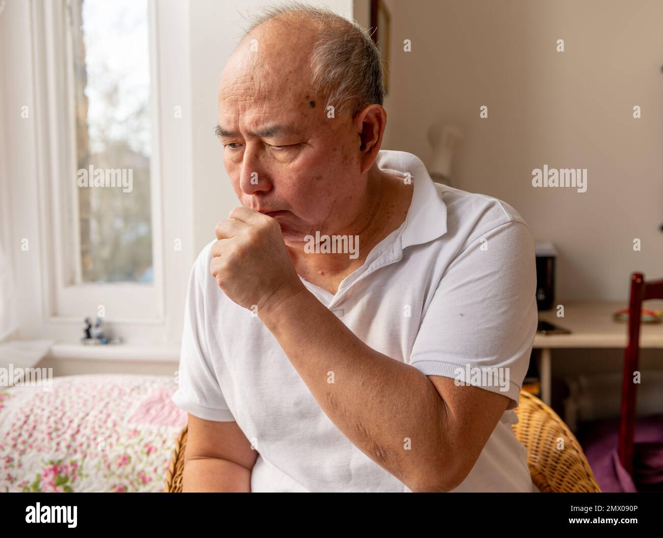 Ein älterer Mann hustet. Leiden der Symptome der Winterkälte und Grippe. Stockfoto