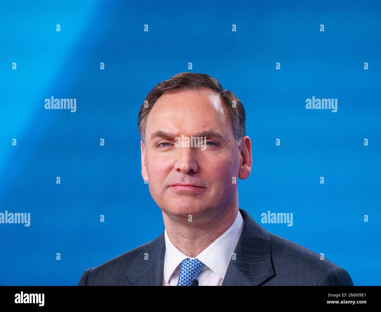 02. Februar 2023, Hessen, Frankfurt/Main: James von Moltke, stellvertretender Vorsitzender des Vorstands der Deutschen Bank, nimmt an der jährlichen Medienkonferenz Teil. Der Vorstand der Deutschen Bank stellt die vorläufigen Jahresergebnisse für das Geschäftsjahr 2022 auf einer Medienkonferenz vor. Foto: Andreas Arnold/dpa Stockfoto