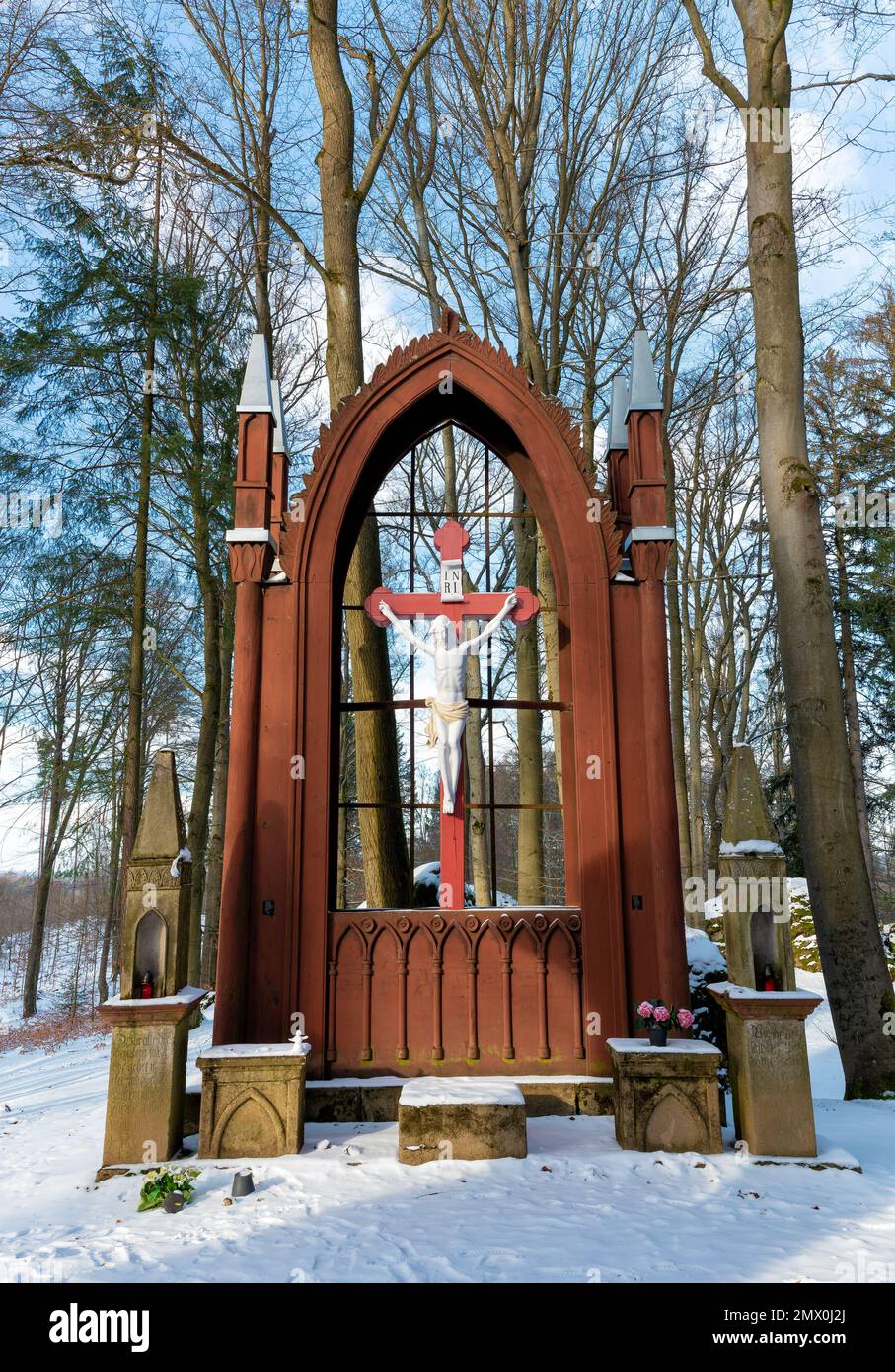 Die einzigartige pseudogotische Kapelle des Heiligen Kreuzes aus dem Wald aus dem Jahr 1835 ist eines der romantischen Juwelen des riesigen englischen Parks von Chateau. Stockfoto