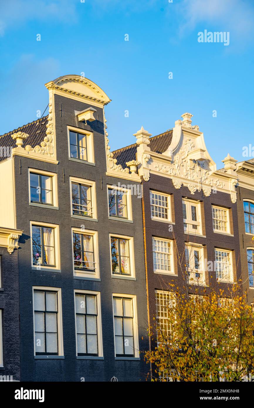 Sie sehen die gestuften Giebel der traditionellen Amsterdamer Häuser in der Herengracht 565 Amsterdam Stockfoto