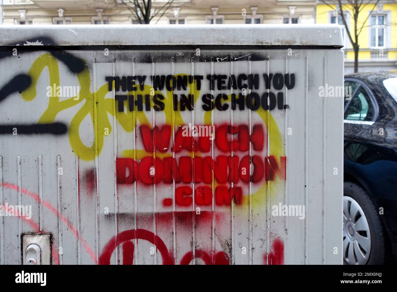 Schablone, Uhr dominion.com, Berlin, Deutschland Stockfoto