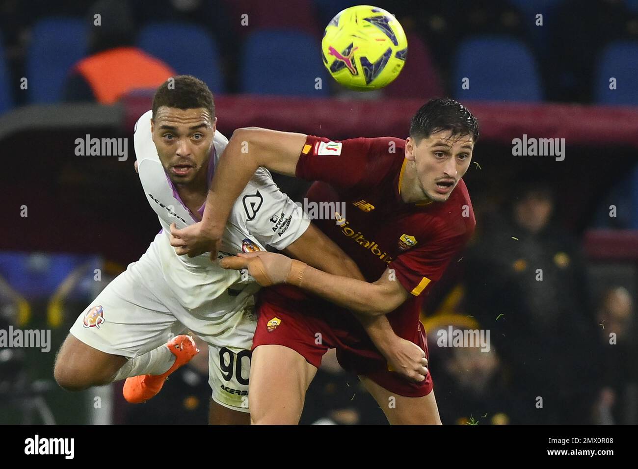 Cyriel Dessers aus den USA Cremonese und Marash Kumbulla von A.S. Roma während des Coppa Italia Viertelfinales zwischen A.S. Rom gegen USA Cremonese im Februar Stockfoto