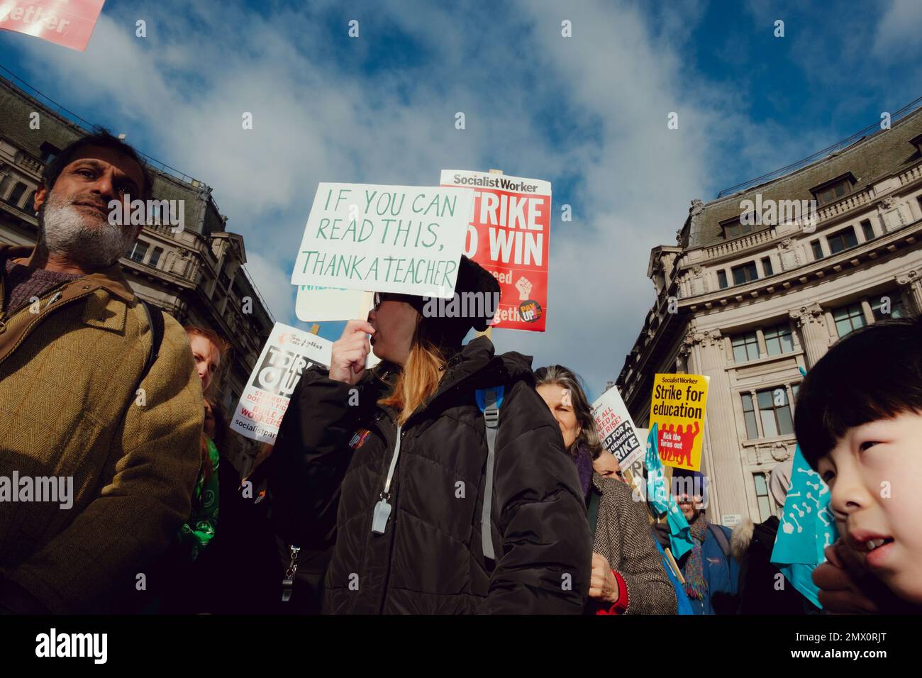 London, Großbritannien. 1. FEBRUAR 2023. Bis zu einer halben Million Arbeiter streikten im Vereinigten Königreich. Die größte Arbeitskampagne seit über einem Jahrzehnt. Viele Dienstleistungen werden gelähmt sein, da Lehrer, Hochschulpersonal, Beamte, Grenzbeamte sowie Zug- und Busfahrer ihre Arbeit am selben Tag verlassen. Die Gewerkschaften erhöhen den Druck auf die Regierung, in einer Krise der Lebenshaltungskosten eine bessere Bezahlung zu verlangen. Der Streik wurde von der National Education Union (NEU) auf einem marsch von Portland Place nach Westminster angeführt, wo eine Kundgebung gegen die britische Regierung ein neues Anti-Streik-Gesetz eröffnete. Stockfoto