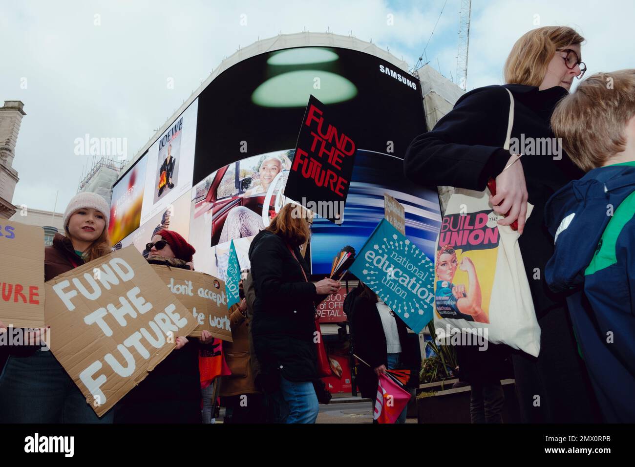 London, Großbritannien. 1. FEBRUAR 2023. Bis zu einer halben Million Arbeiter streikten im Vereinigten Königreich. Die größte Arbeitskampagne seit über einem Jahrzehnt. Viele Dienstleistungen werden gelähmt sein, da Lehrer, Hochschulpersonal, Beamte, Grenzbeamte sowie Zug- und Busfahrer ihre Arbeit am selben Tag verlassen. Die Gewerkschaften erhöhen den Druck auf die Regierung, in einer Krise der Lebenshaltungskosten eine bessere Bezahlung zu verlangen. Der Streik wurde von der National Education Union (NEU) auf einem marsch von Portland Place nach Westminster angeführt, wo eine Kundgebung gegen die britische Regierung ein neues Anti-Streik-Gesetz eröffnete. Stockfoto