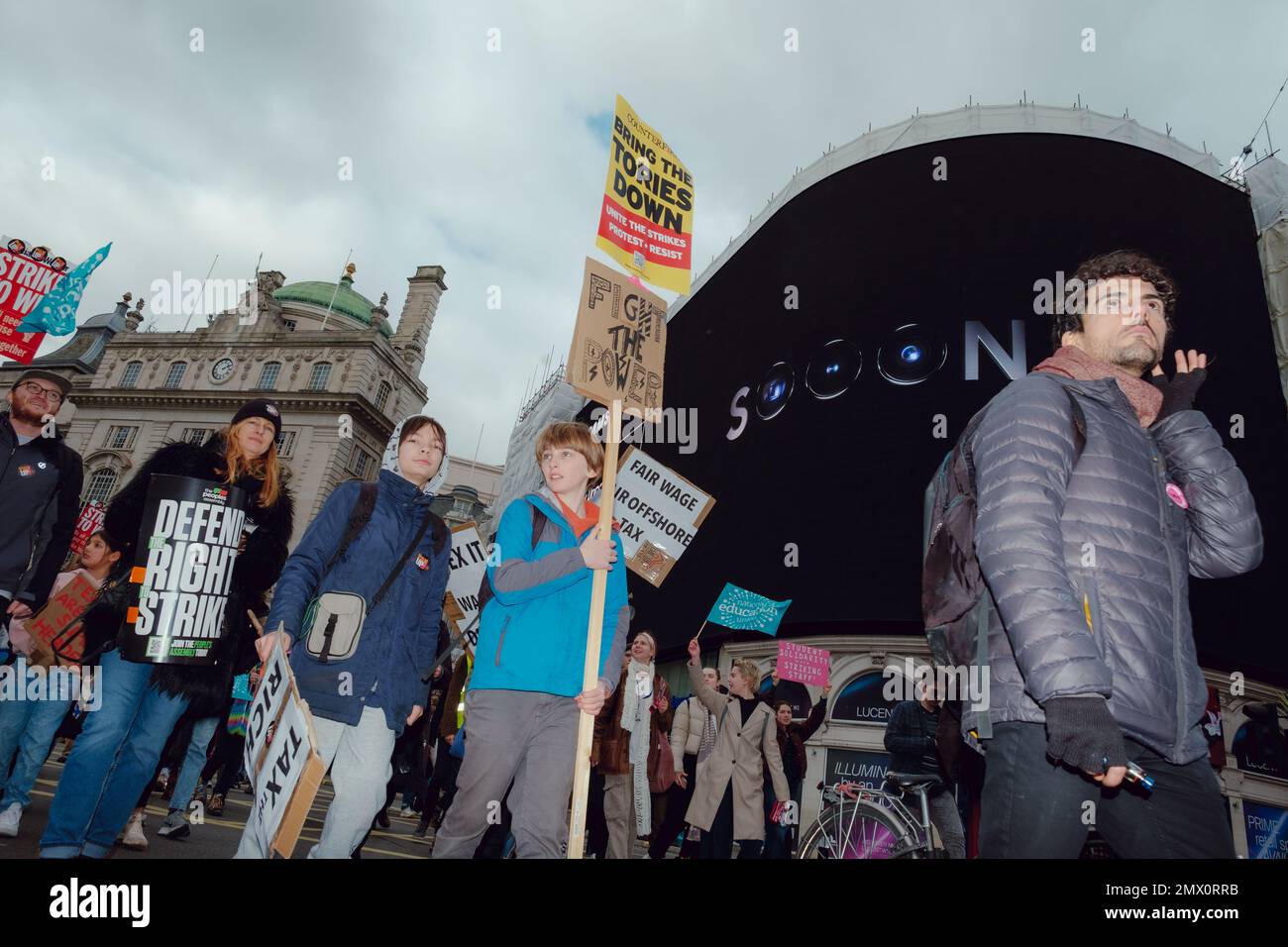 London, Großbritannien. 1. FEBRUAR 2023. Bis zu einer halben Million Arbeiter streikten im Vereinigten Königreich. Die größte Arbeitskampagne seit über einem Jahrzehnt. Viele Dienstleistungen werden gelähmt sein, da Lehrer, Hochschulpersonal, Beamte, Grenzbeamte sowie Zug- und Busfahrer ihre Arbeit am selben Tag verlassen. Die Gewerkschaften erhöhen den Druck auf die Regierung, in einer Krise der Lebenshaltungskosten eine bessere Bezahlung zu verlangen. Der Streik wurde von der National Education Union (NEU) auf einem marsch von Portland Place nach Westminster angeführt, wo eine Kundgebung gegen die britische Regierung ein neues Anti-Streik-Gesetz eröffnete. Stockfoto