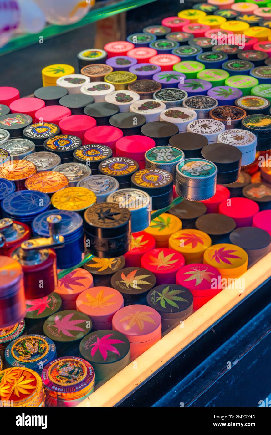 Schaufensterausstellung von Cannabisschleifern im Kopfladen in Amsterdam Stockfoto