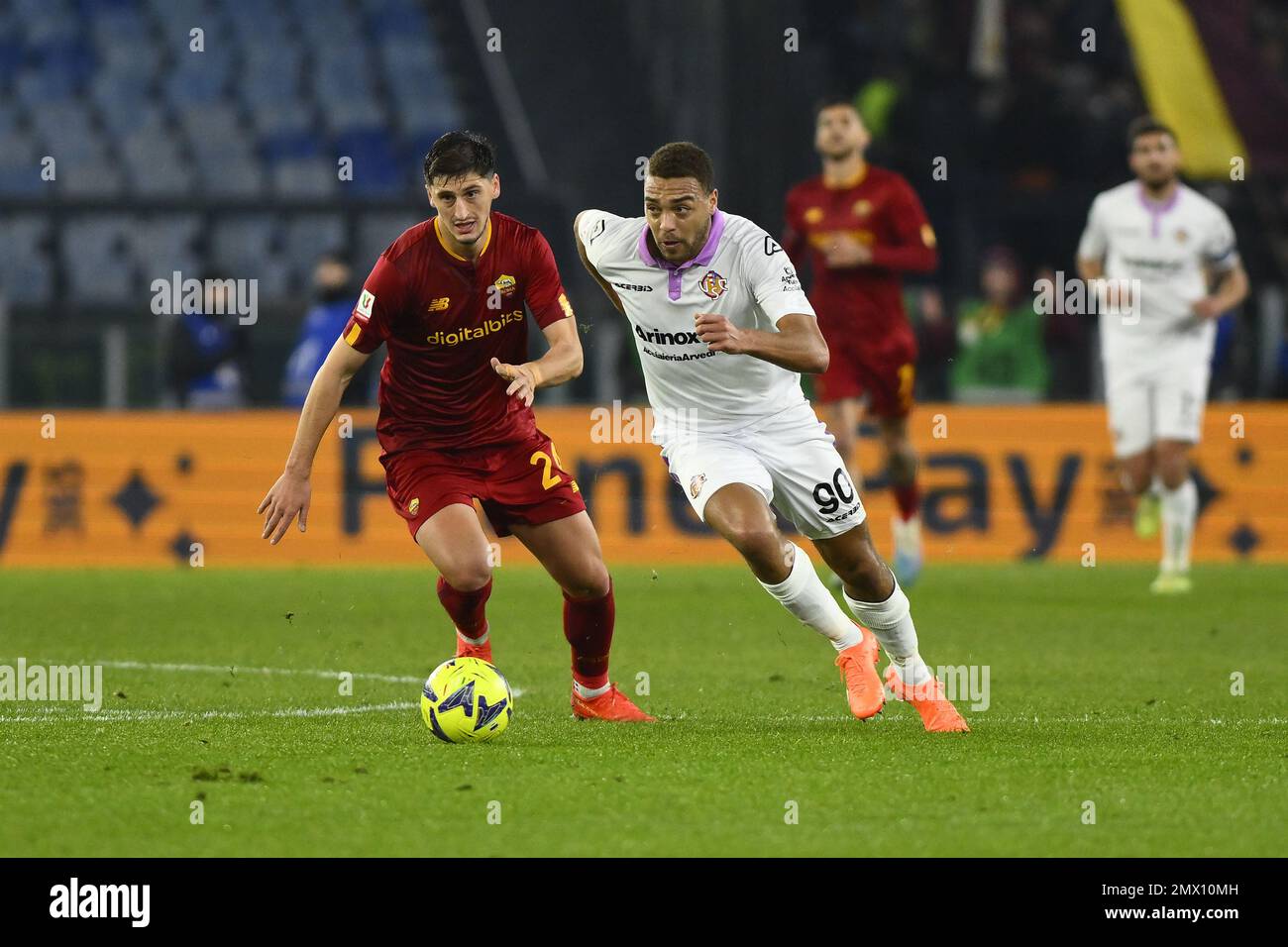 Cyriel Dessers aus den USA Cremonese und Marash Kumbulla von A.S. Roma während des Coppa Italia Viertelfinales zwischen A.S. Rom gegen USA Cremonese im Februar Stockfoto
