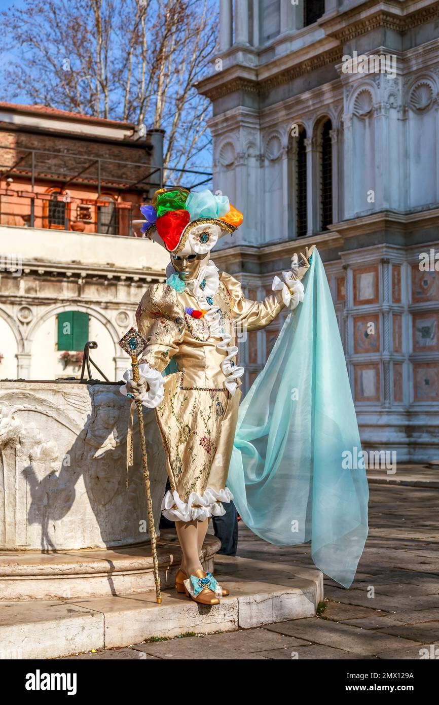 Venedig, Italien - 18. Februar 2012: ökologische Porträt einer Person in einem Schönheit venezianische Kostüm während der Tage in der Karneval von Venedig. Stockfoto