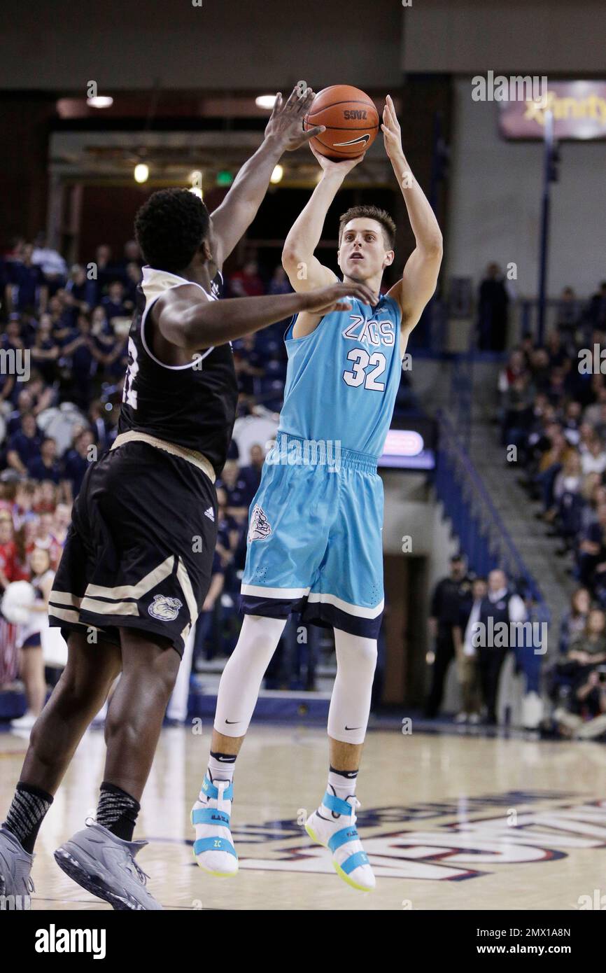 Gonzaga forward Zach Collins (32) shoots against Bryant forward Marcel Pettway during the first half of an NCAA college basketball game in Spokane, Wash., Friday, Nov. 18, 2016. (AP Photo/Young Kwak) Stockfoto