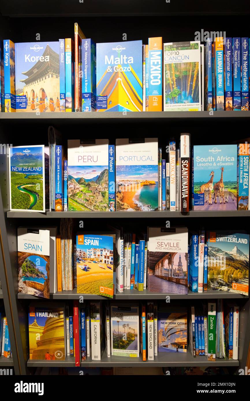 Vertikale Ansicht von Reisebuchhüllen für den Verkauf auf einem Bücherregal im Waterstones-Buchladen Stockfoto