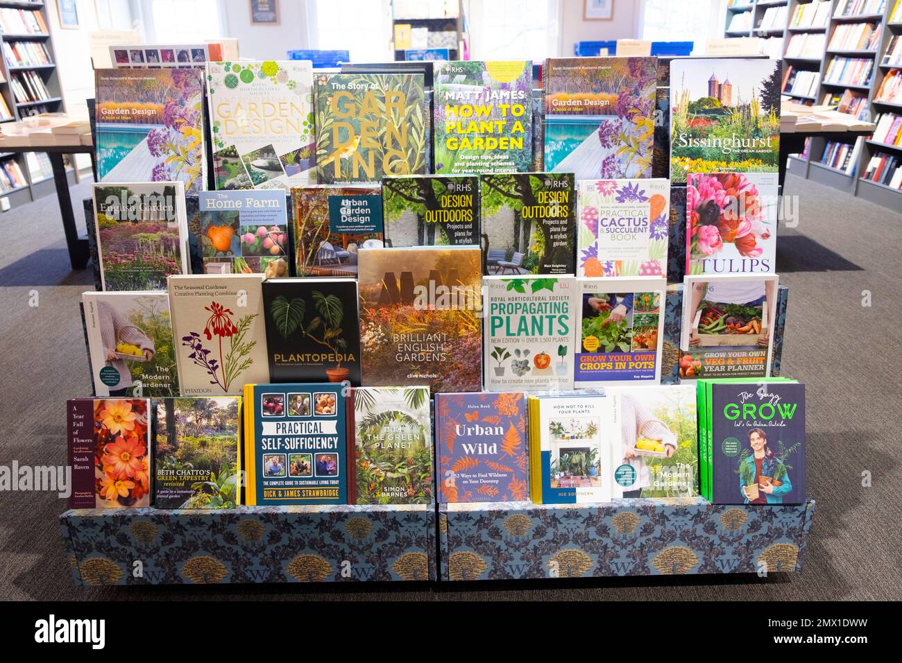 Ausstellung verschiedener Gartendesign- und Gartenbücher auf mehrstufigen Regalen im Innenraum des Waterstones Stores in Großbritannien KATHY DEWITT Stockfoto