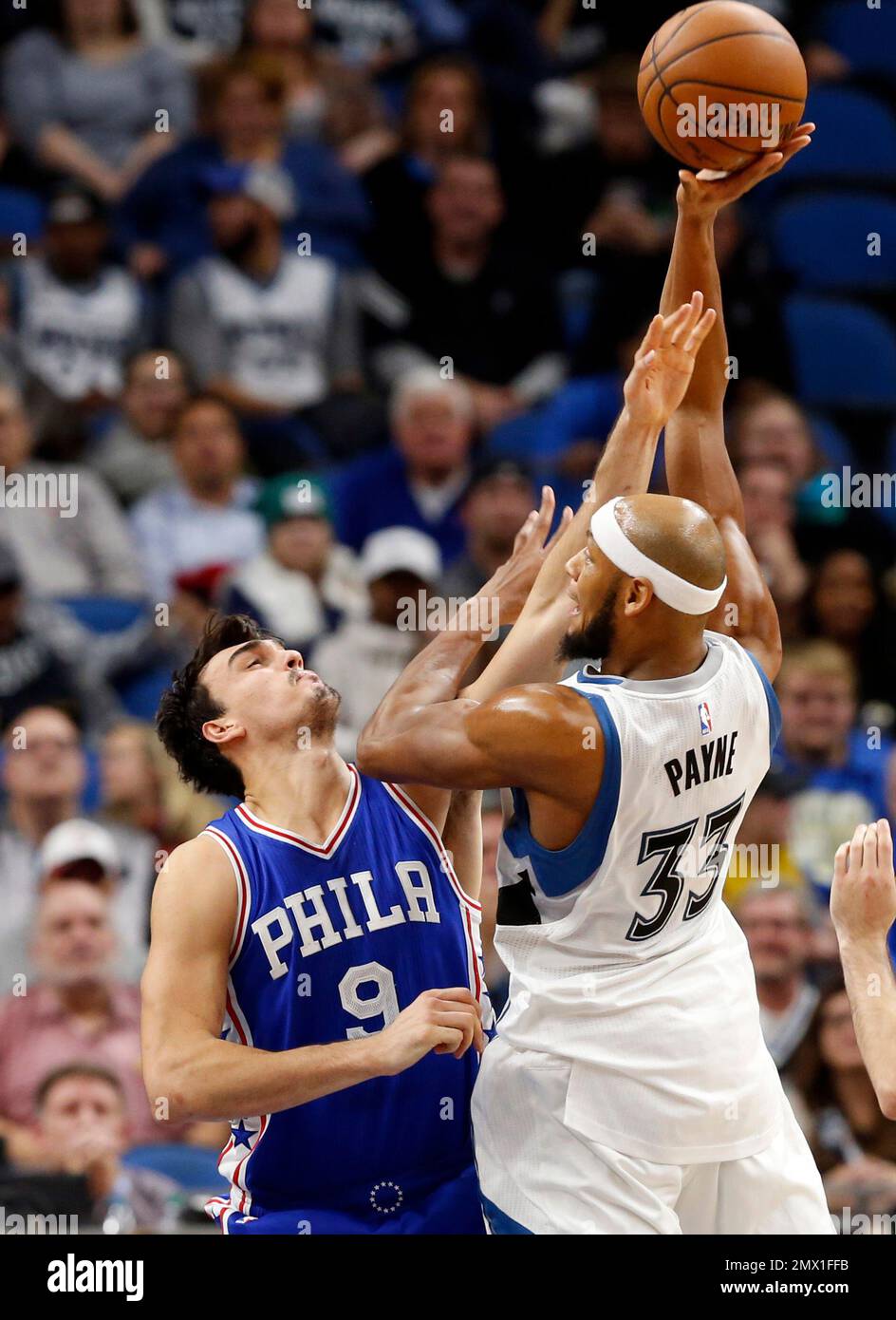 Minnesota Timberwolves' Adreian Payne, right, shoots over Philadelphia 76ers' Dario Saric of Croatia in the second half of an NBA basketball game Thursday, Nov. 17, 2016, in Minneapolis. The Timberwolves won 110-86. Saric led the 76ers with 16 points. (AP Photo/Jim Mone) Stockfoto